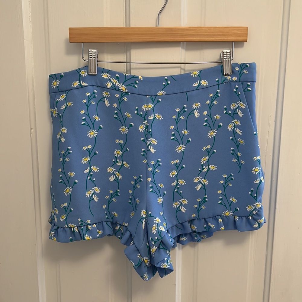 Draper James // Daisy Vine Ruffle Shorts - Picture 5 of 10